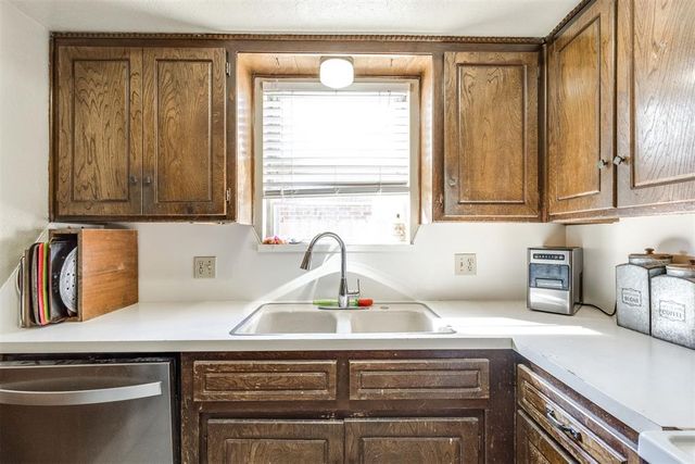 10321 Hollyhead Way, Yukon, OK 73099