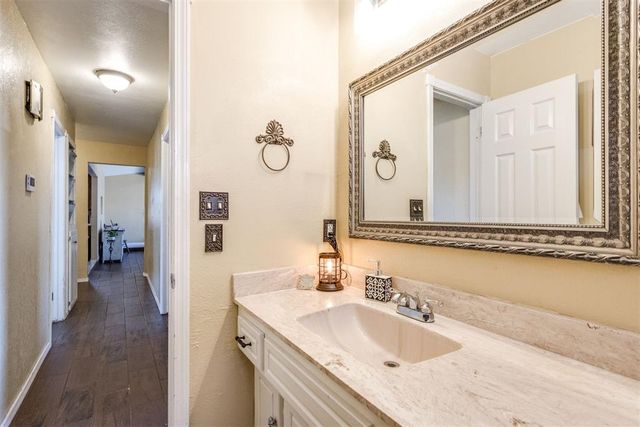 10321 Hollyhead Way, Yukon, OK 73099