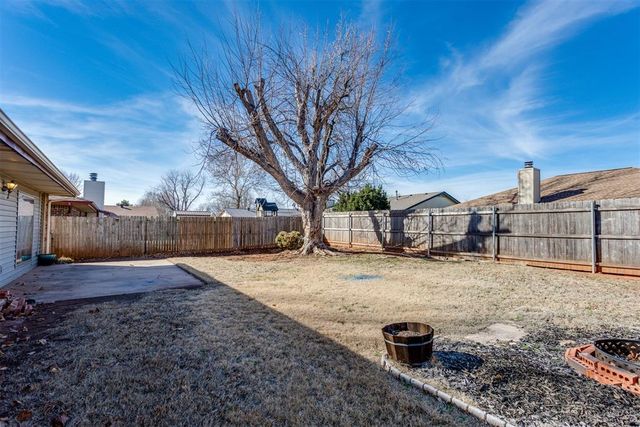 10321 Hollyhead Way, Yukon, OK 73099