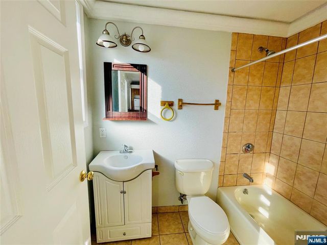 229 Orient Way 6, Rutherford, NJ 07070