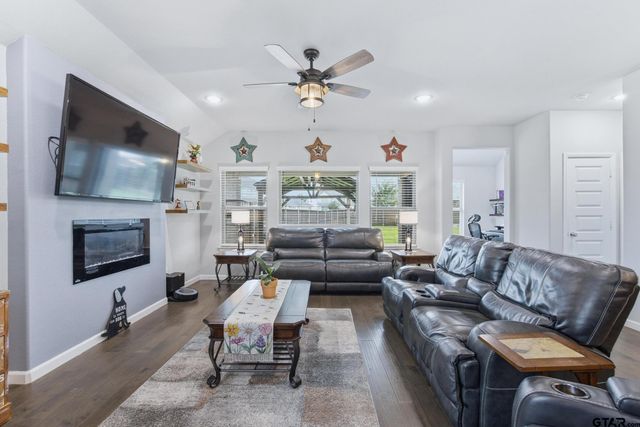 305 Ember Circle, Waxahatchie, TX 75165
