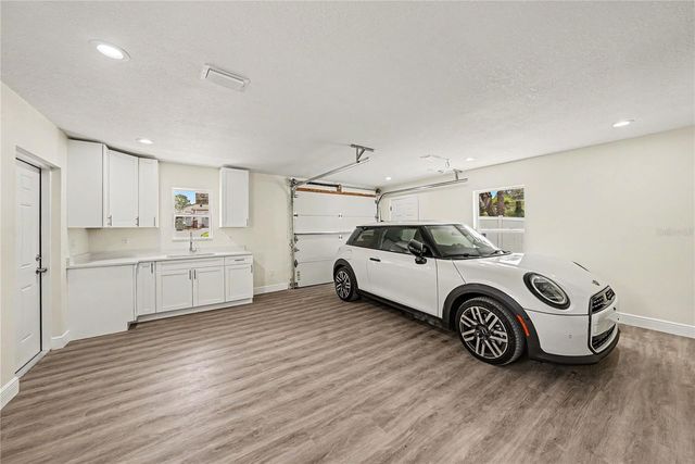 701 E HOLLYWOOD STREET, Tampa, FL 33604