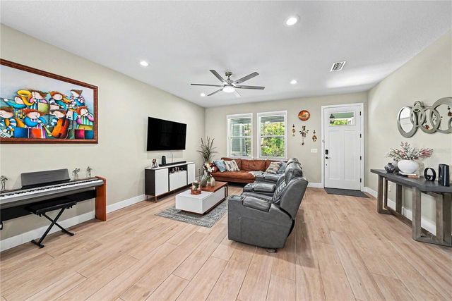 701 E HOLLYWOOD STREET, Tampa, FL 33604