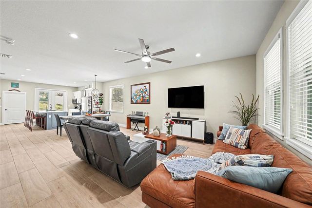 701 E HOLLYWOOD STREET, Tampa, FL 33604