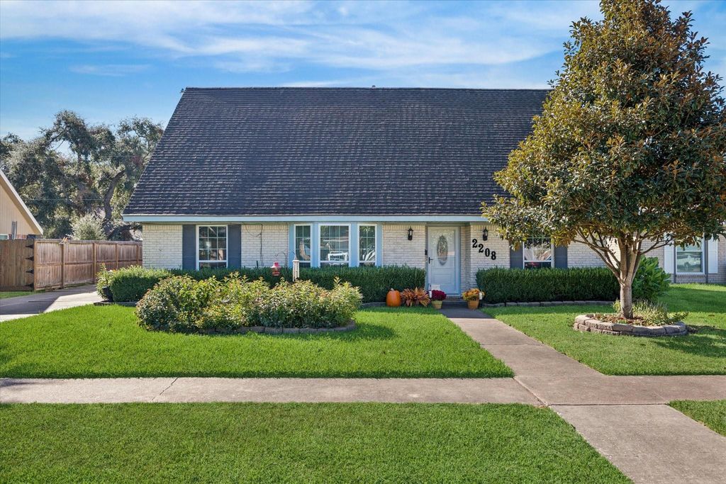 2208 N Rayburn Court, Pasadena, TX 77502