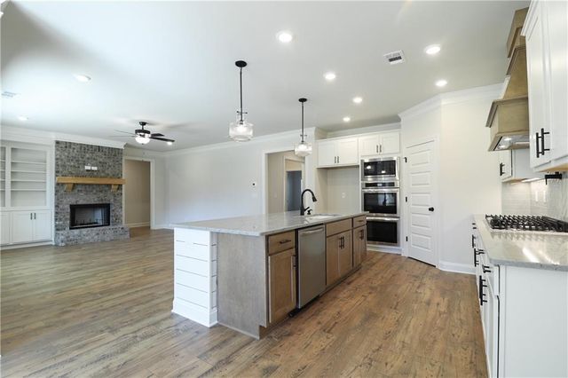 1024 Red Oak Boulevard, Loganville, GA 30052