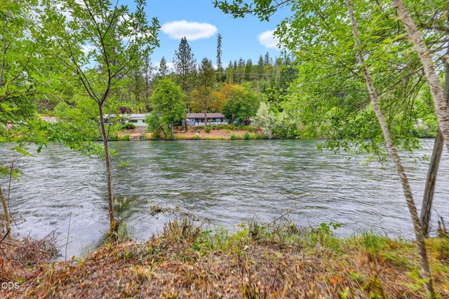 2697 Old Ferry Road, Shady Cove, OR 97539