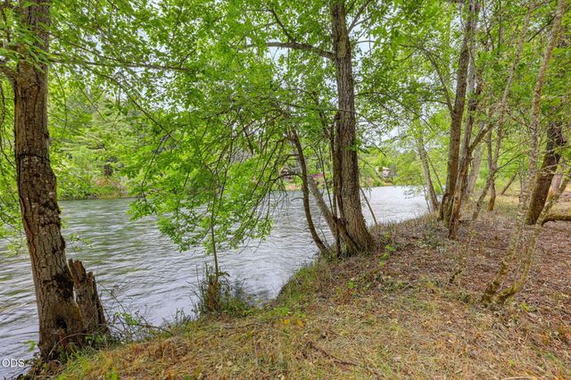 2697 Old Ferry Road, Shady Cove, OR 97539