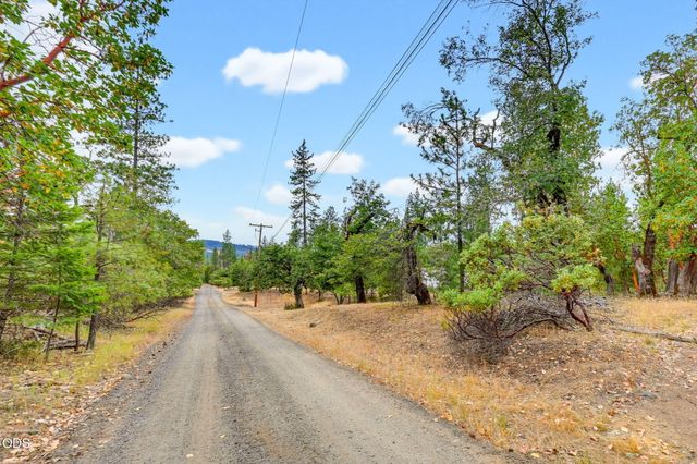 2697 Old Ferry Road, Shady Cove, OR 97539