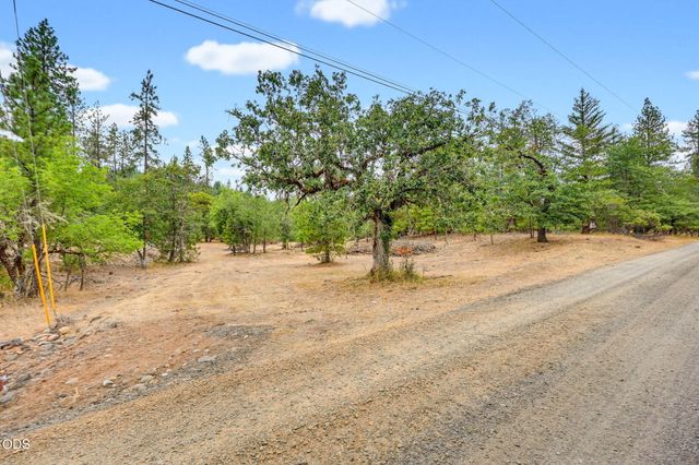 2697 Old Ferry Road, Shady Cove, OR 97539