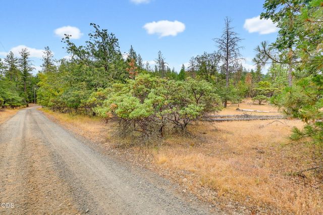 2697 Old Ferry Road, Shady Cove, OR 97539