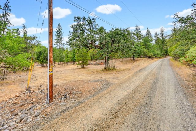 2697 Old Ferry Road, Shady Cove, OR 97539