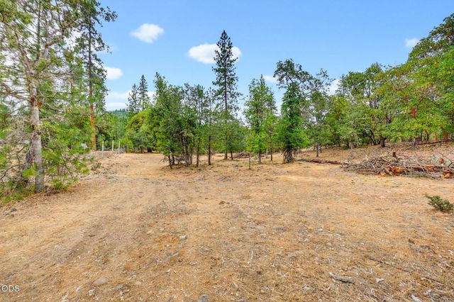 2697 Old Ferry Road, Shady Cove, OR 97539