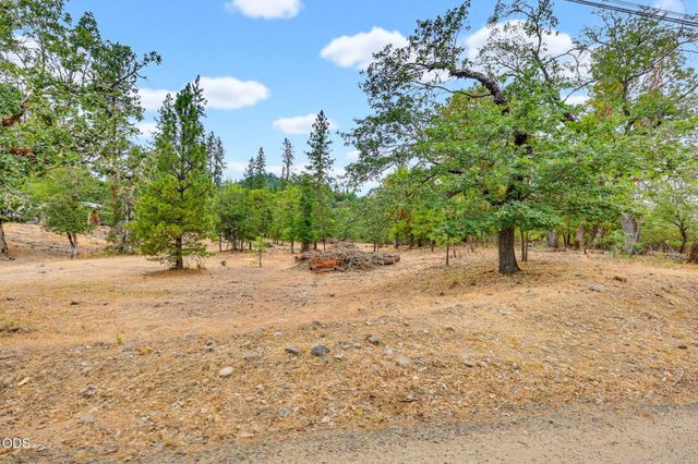 2697 Old Ferry Road, Shady Cove, OR 97539