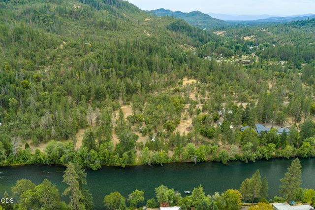 2697 Old Ferry Road, Shady Cove, OR 97539