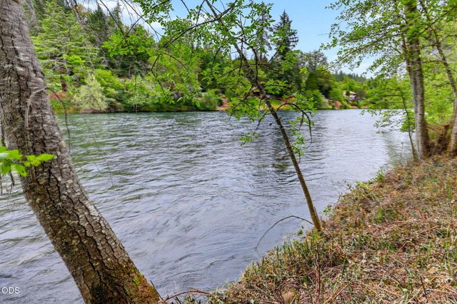 2697 Old Ferry Road, Shady Cove, OR 97539