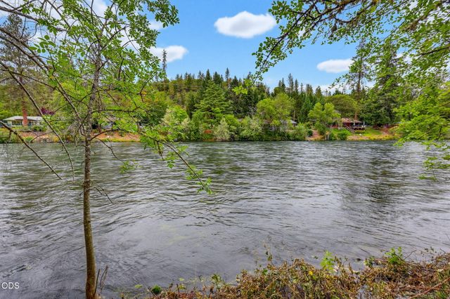 2697 Old Ferry Road, Shady Cove, OR 97539