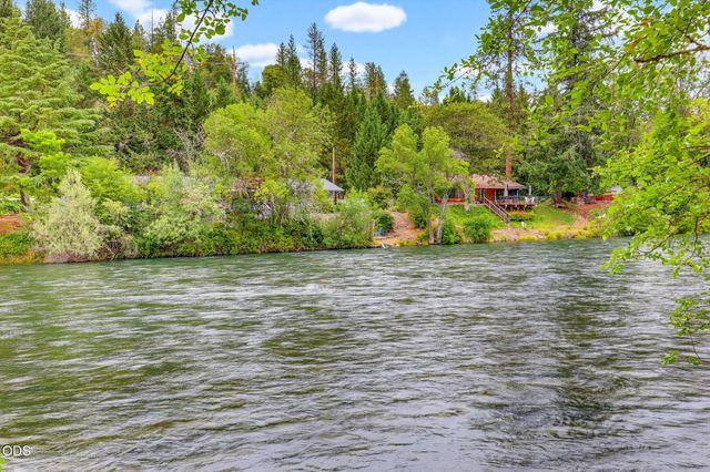 2697 Old Ferry Road, Shady Cove, OR 97539