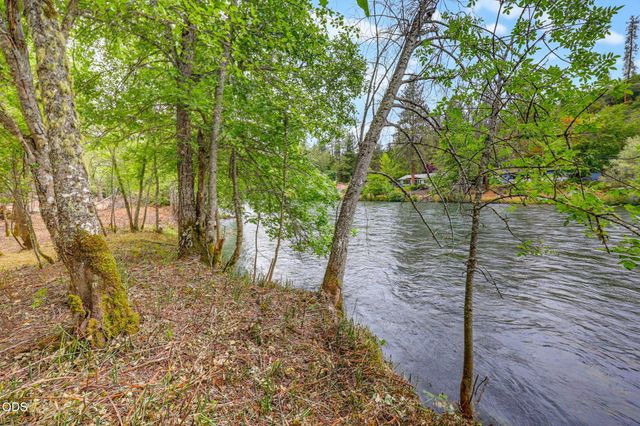 2697 Old Ferry Road, Shady Cove, OR 97539