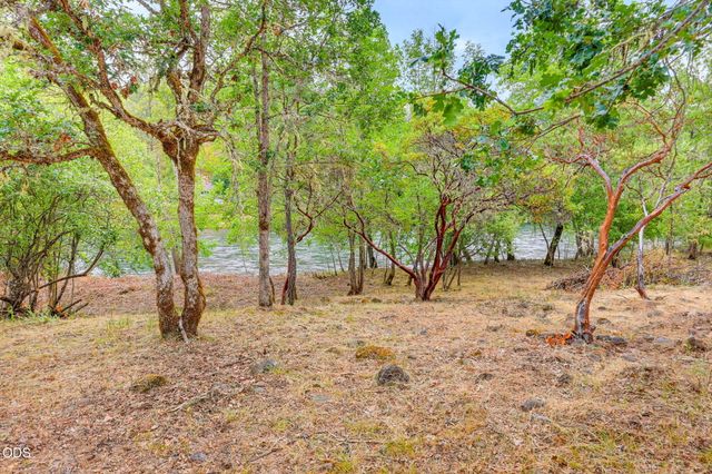 2697 Old Ferry Road, Shady Cove, OR 97539