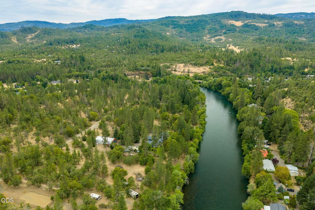 2697 Old Ferry Road, Shady Cove, OR 97539