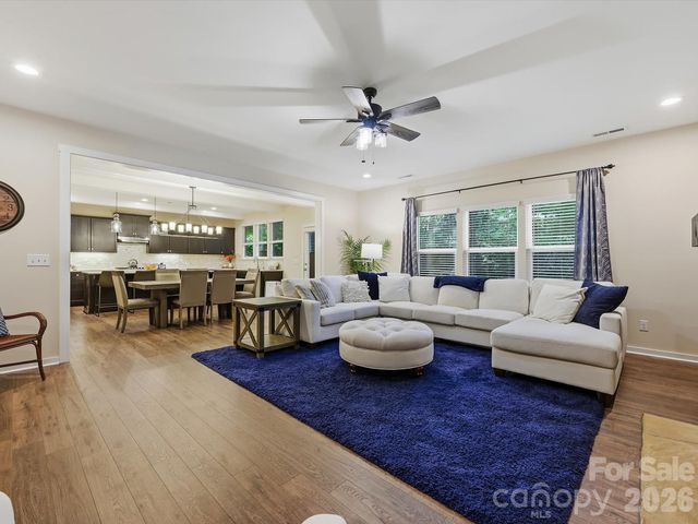 7042 Morganford Road, Charlotte, NC 28211