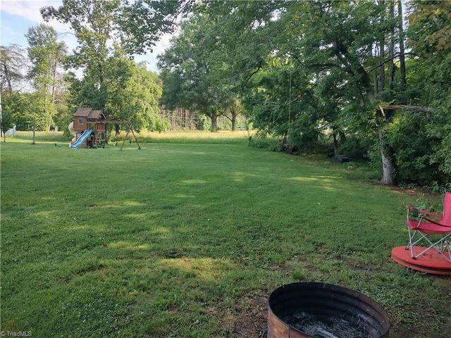 1090 Chestnut Grove Road, King, NC 27021