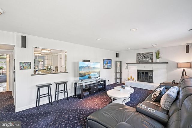 2 WARWICK CT, Mount Laurel, NJ 08054