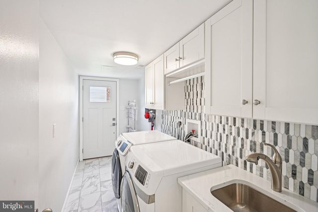 2 WARWICK CT, Mount Laurel, NJ 08054