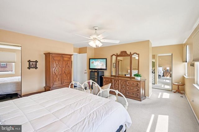 2 WARWICK CT, Mount Laurel, NJ 08054