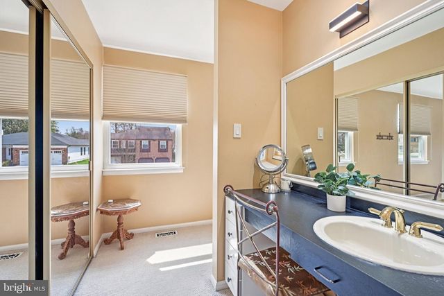 2 WARWICK CT, Mount Laurel, NJ 08054