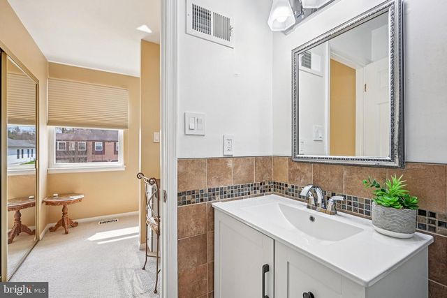 2 WARWICK CT, Mount Laurel, NJ 08054