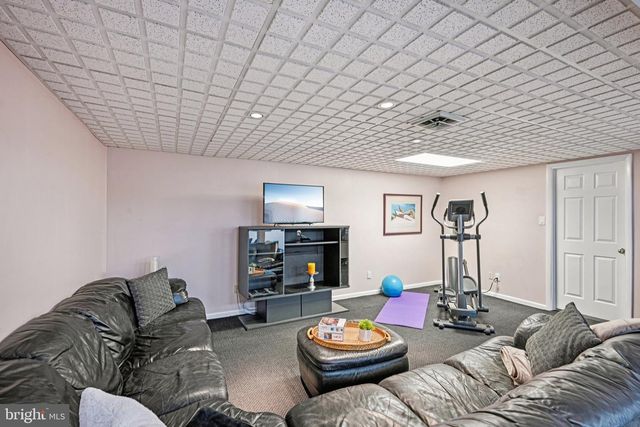 2 WARWICK CT, Mount Laurel, NJ 08054