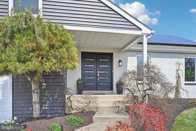 2 WARWICK CT, Mount Laurel, NJ 08054