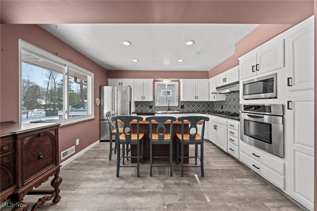 6473 Tanglewood Lane, Seven Hills, OH 44131