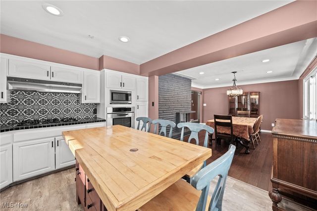 6473 Tanglewood Lane, Seven Hills, OH 44131