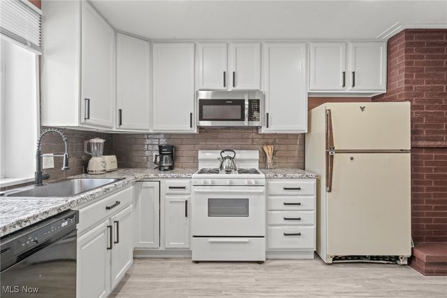 6473 Tanglewood Lane, Seven Hills, OH 44131