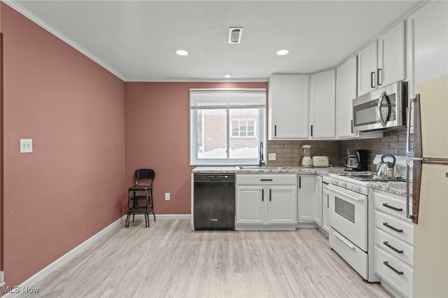 6473 Tanglewood Lane, Seven Hills, OH 44131