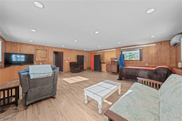 6473 Tanglewood Lane, Seven Hills, OH 44131