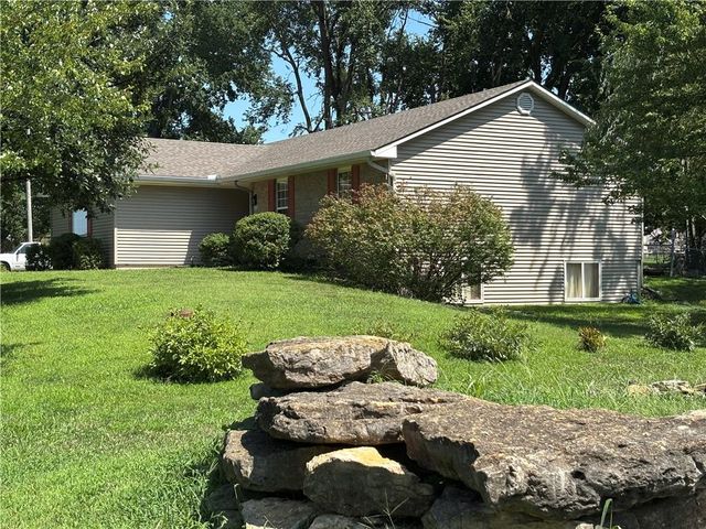 105 W South Street, Spring Hill, KS 66083