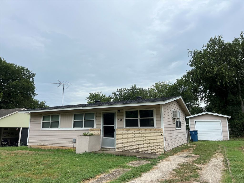 607 W Atchley Avenue, Alvarado, TX 76009