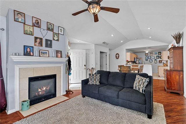 6024 NE KENSINGTON Court, Lee's Summit, MO 64064