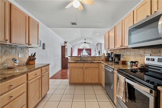 6024 NE KENSINGTON Court, Lee's Summit, MO 64064