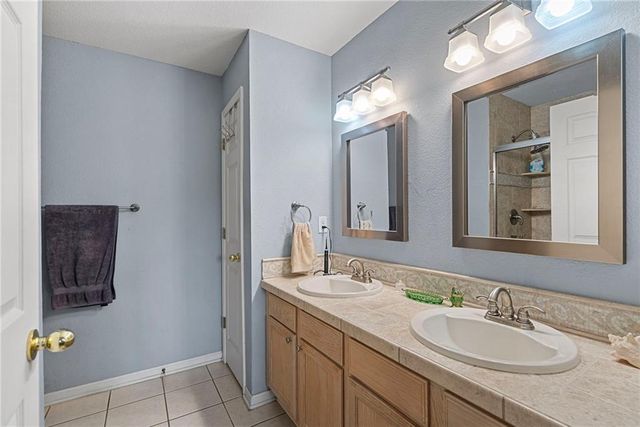 6024 NE KENSINGTON Court, Lee's Summit, MO 64064