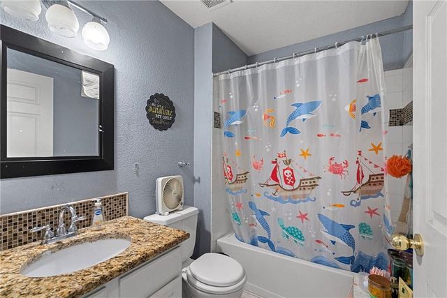 6024 NE KENSINGTON Court, Lee's Summit, MO 64064