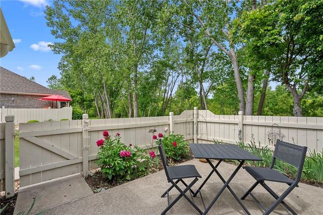 6024 NE KENSINGTON Court, Lee's Summit, MO 64064