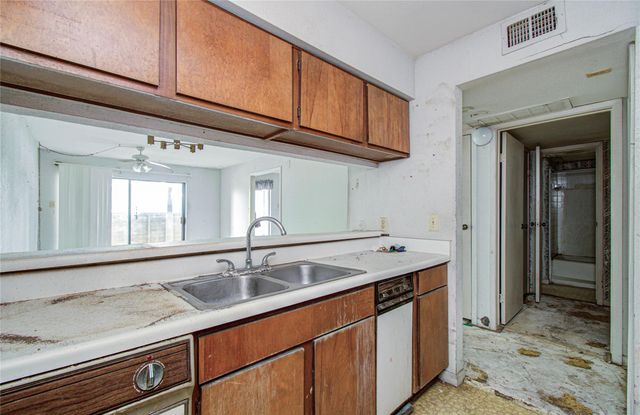 3015 Walnut Bend Lane 24, Houston, TX 77042