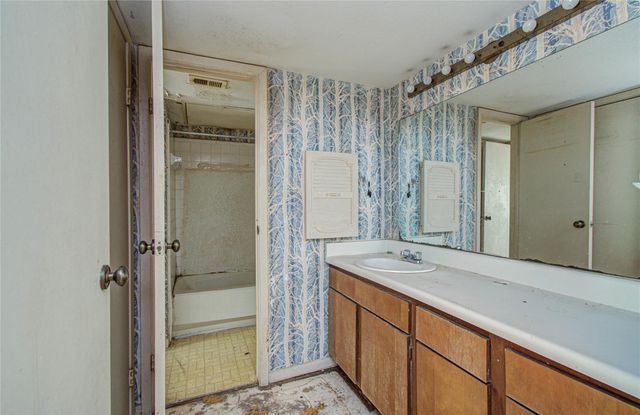 3015 Walnut Bend Lane 24, Houston, TX 77042