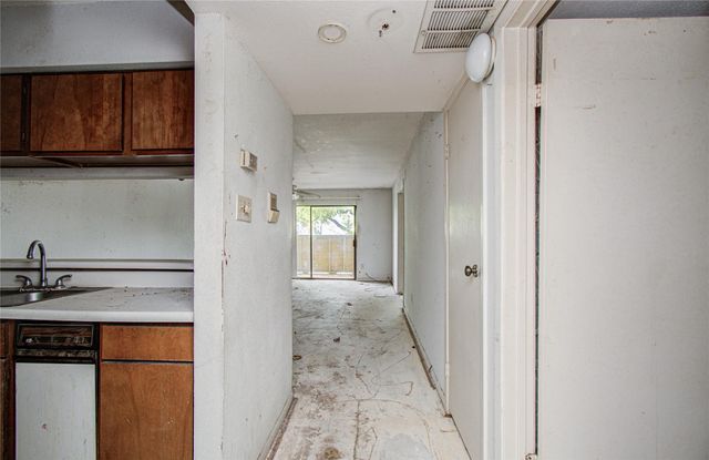 3015 Walnut Bend Lane 24, Houston, TX 77042