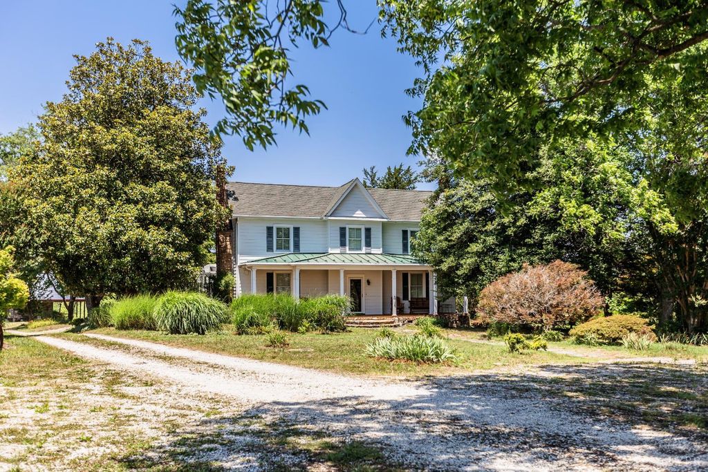 Image 1 of property listing at 7655 Hat Creek Road, Brookneal, VA 24528
